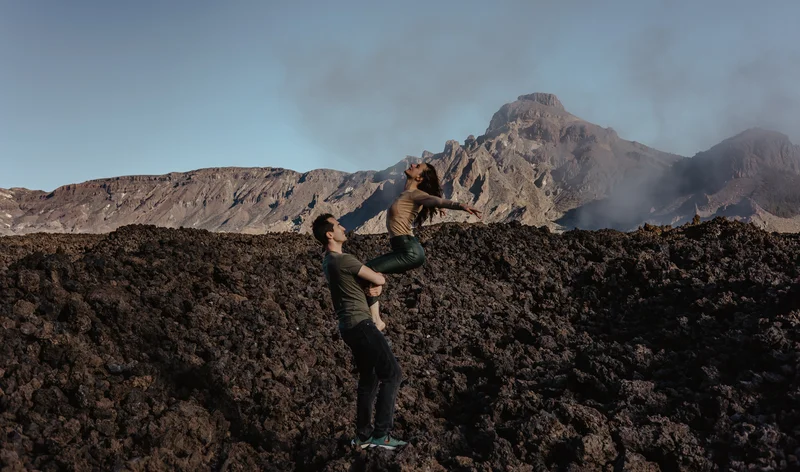 Fotografía parejas Teide pareja romántica sobre rocas volcánicas con vista del macizo del Teide