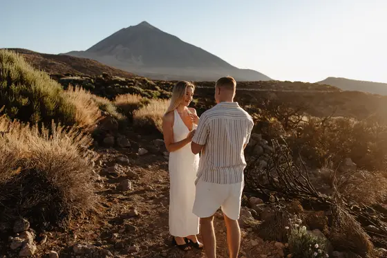 Intymny moment pary narzeczeńskiej na tle wulkanu Teide w Teneryfie