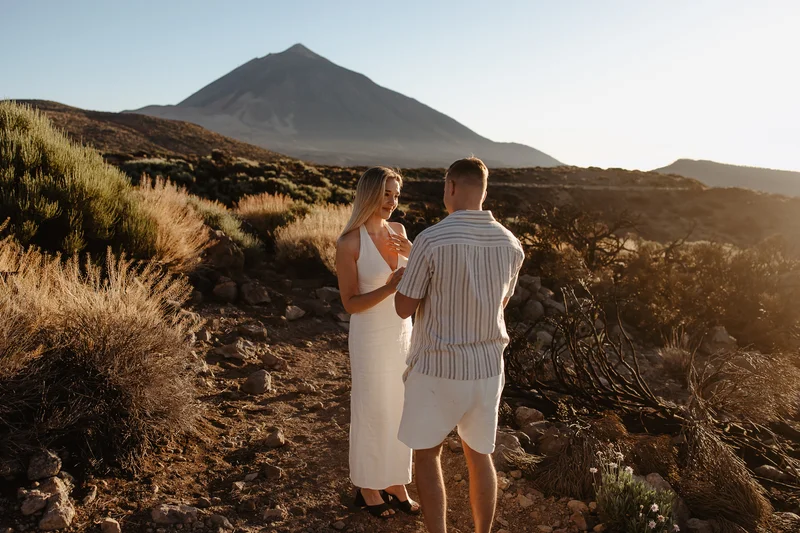 Intymny moment pary narzeczeńskiej na tle wulkanu Teide w Teneryfie