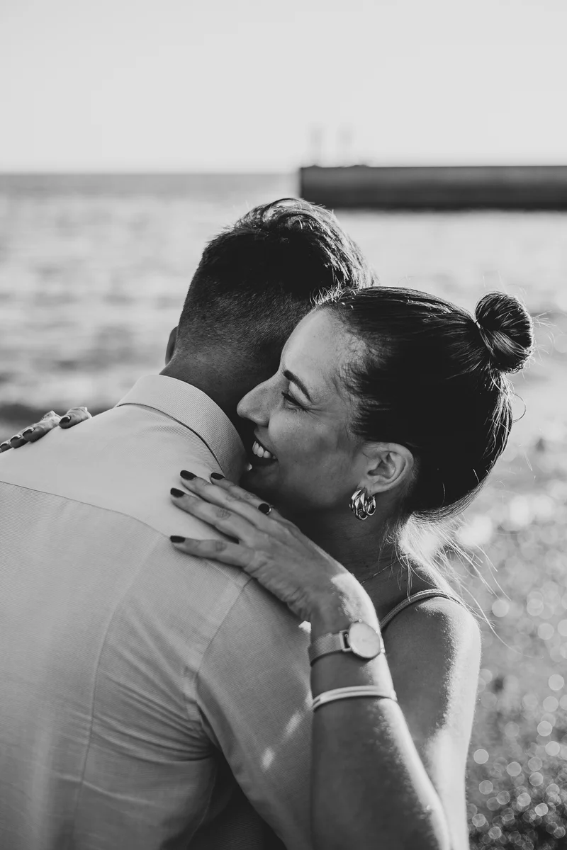 Retrato íntimo en blanco y negro de pareja española junto al océano en Tenerife