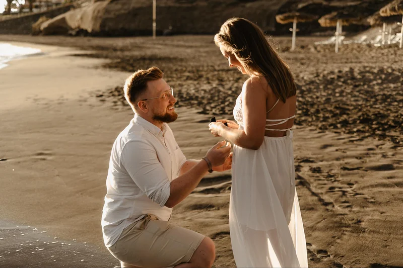 Zaręczyny na Teneryfie, dyskretny fotograf uchwyca zaręczyny na plaży - zdjęcie 03