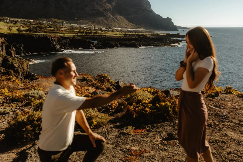 Compromiso en Tenerife junto al océano con anillo y luz dorada del atardecer