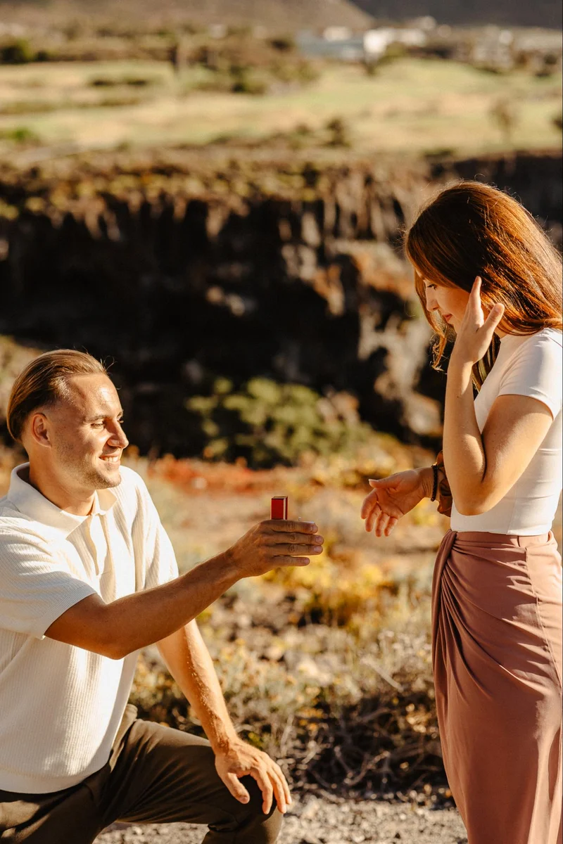 Pareja comprometida paseando por la costa de Tenerife durante una sesión romántica natural