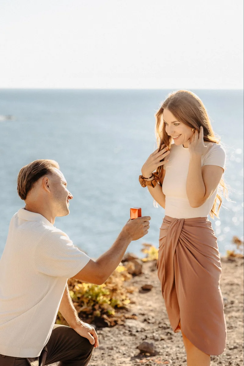 Sesión de compromiso romántica en Tenerife junto al océano