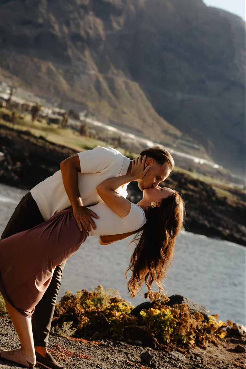 Momento tierno de los prometidos en la luz dorada de Tenerife