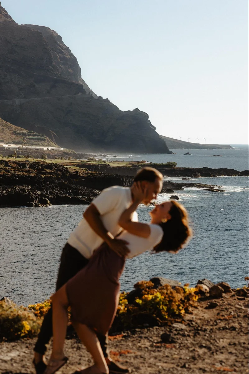 Retrato de pareja durante una pedida romántica en Tenerife