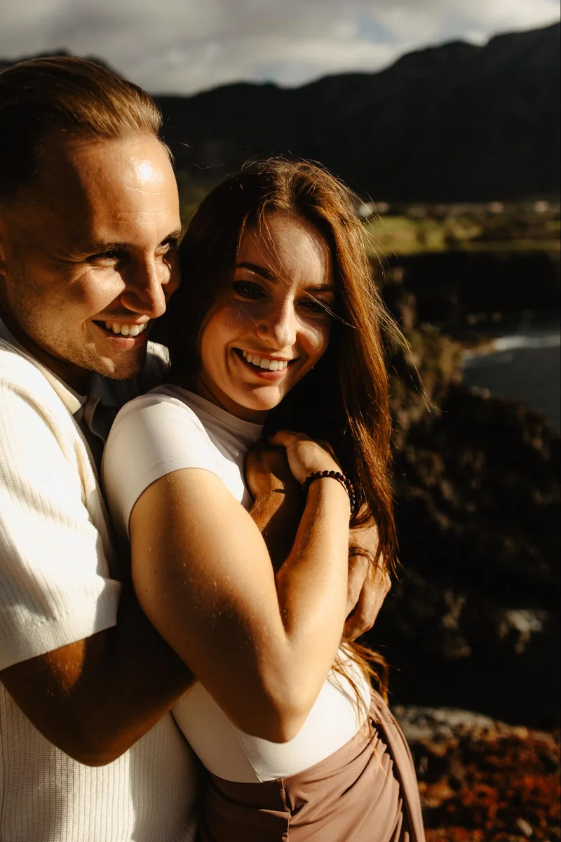 Momento alegre de pareja durante una pedida en Tenerife