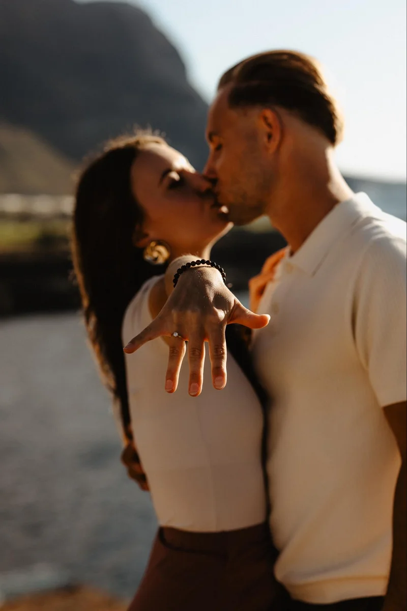 Pareja enamorada durante una sesión de fotos en Tenerife