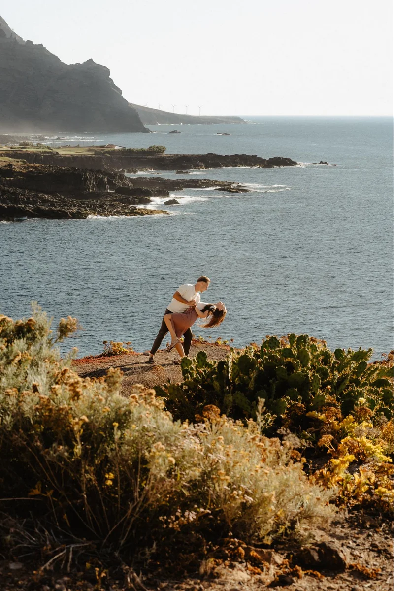 Fotografía natural de pareja recién comprometida en Tenerife