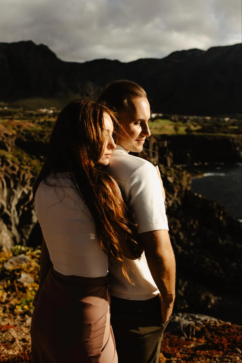 Retrato cálido de pareja junto al océano en Tenerife