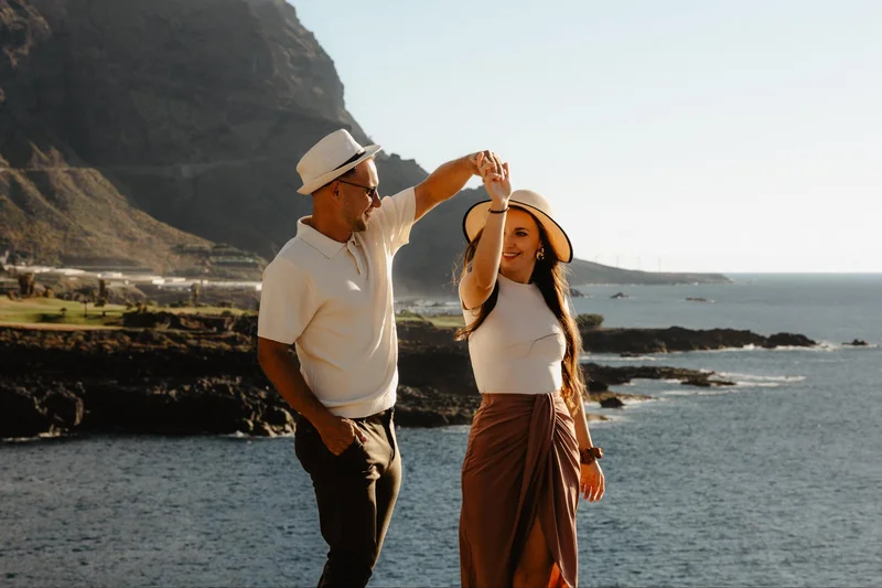 Pareja bailando junto al océano durante una sesión romántica en Tenerife