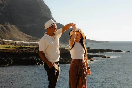 Para tańczy nad oceanem podczas romantycznej sesji na Teneryfie