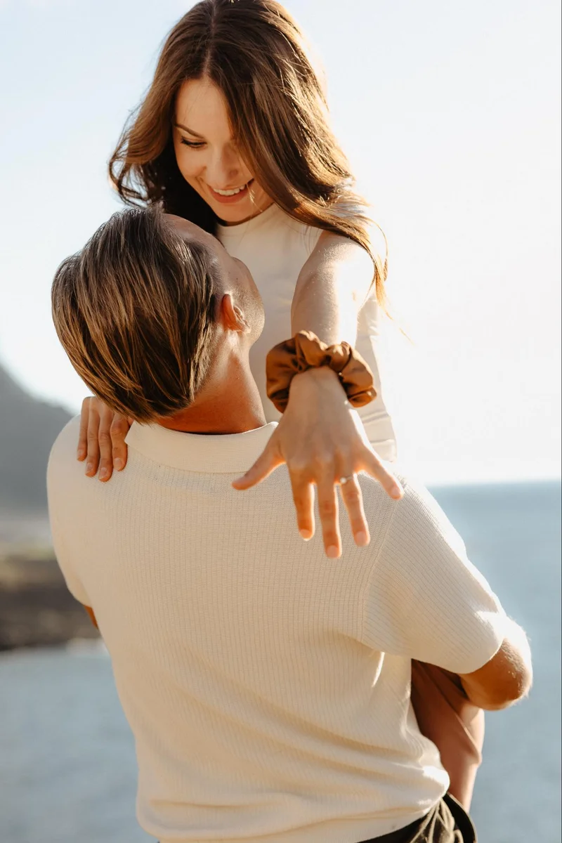 Retrato romántico de prometidos en la costa de Tenerife