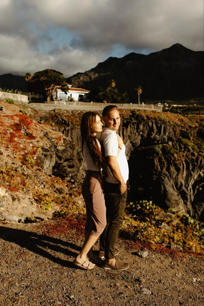 Pareja después de la pedida con luz cálida de la isla