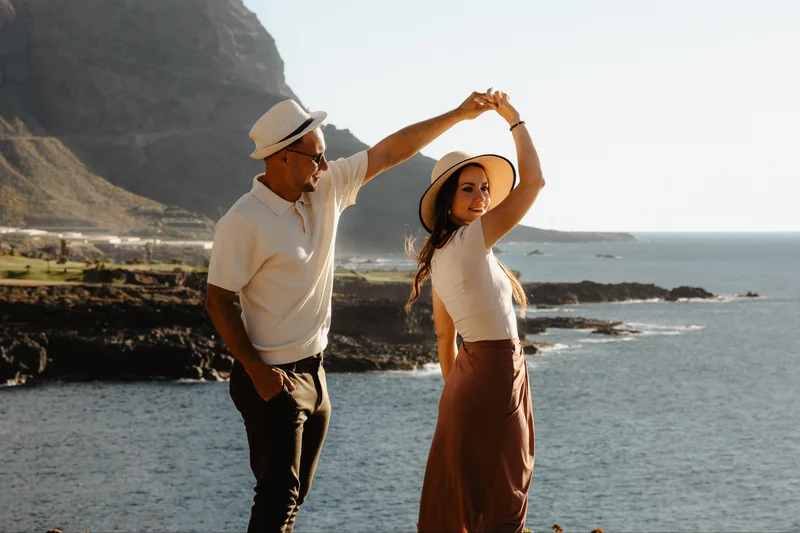 Baile romántico de pareja con océano y montañas de Tenerife al fondo