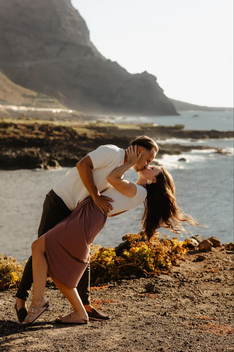 Sesión de pareja en Tenerife con el océano de fondo