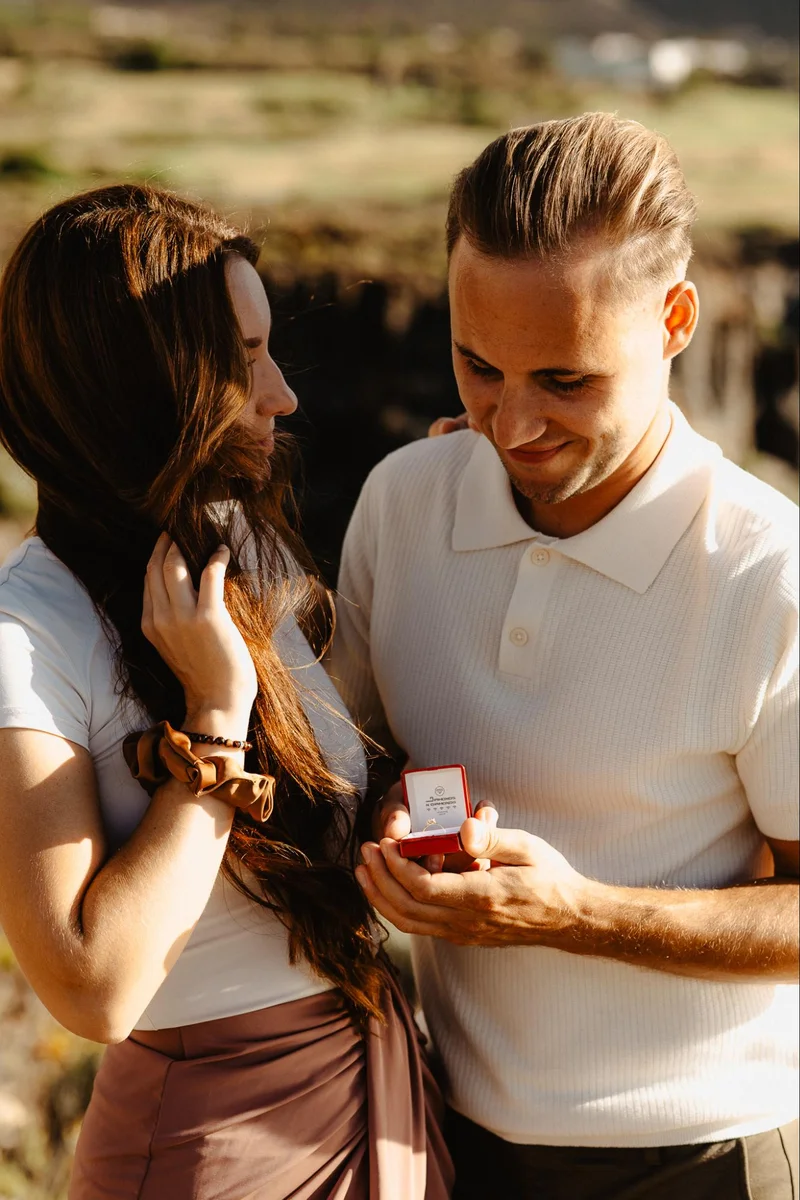 Paseo romántico de pareja por la costa de Tenerife