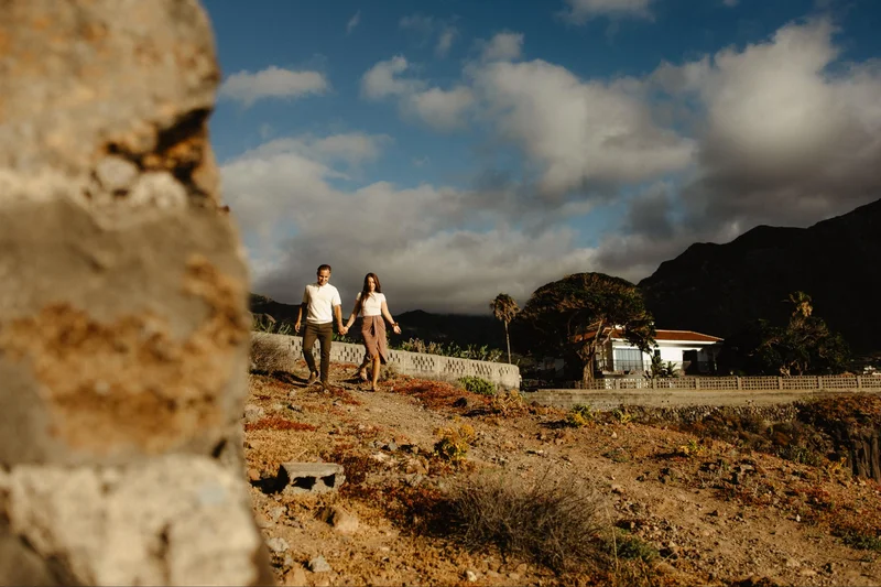 Plano amplio de pareja caminando por el paisaje volcánico de Tenerife
