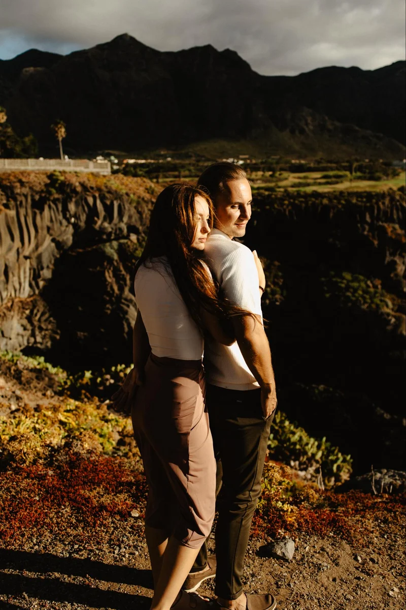Cercanía de pareja durante una sesión romántica en Tenerife
