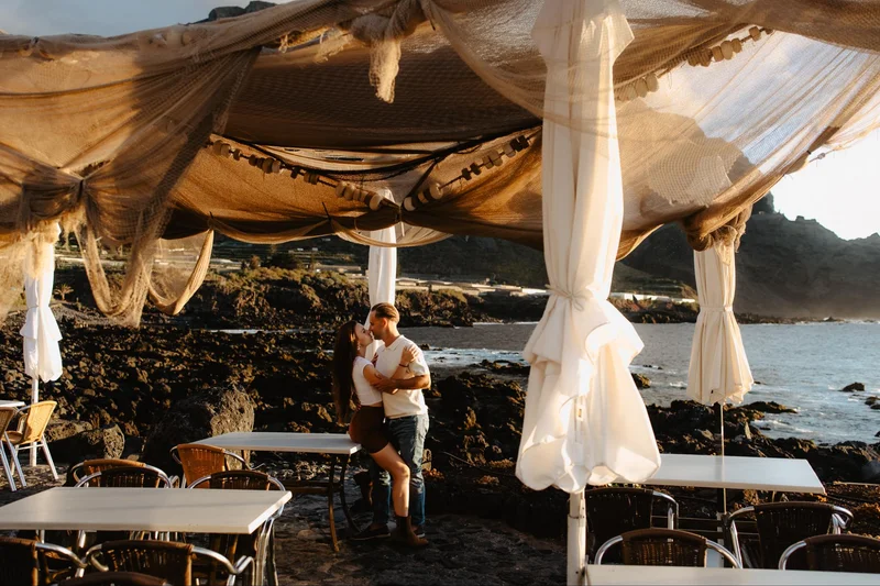 Romantyczna sesja zdjęciowa pary na Teneryfie nad oceanem