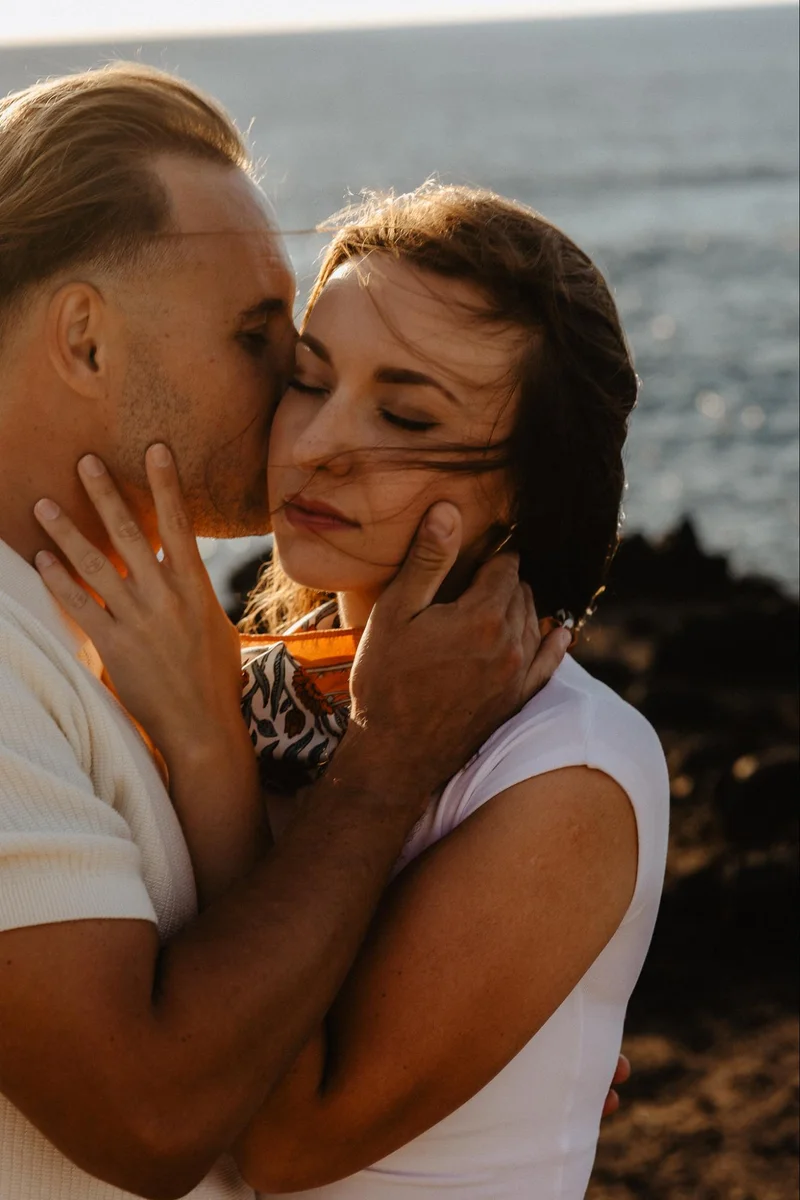 Romantyczna sesja zdjęciowa pary na Teneryfie nad oceanem