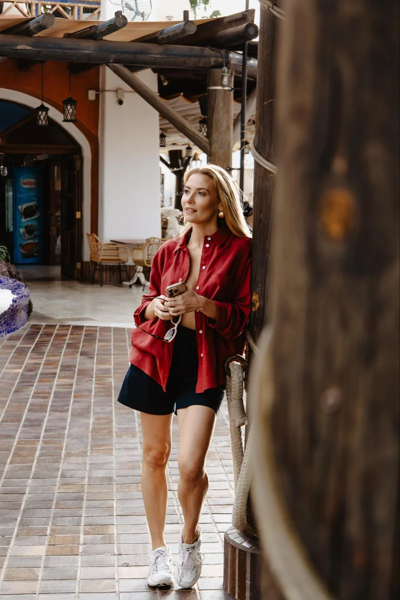 Portret Karolina Chapko w Las Américas - miejska sesja zdjęciowa z charakterystyczną zabudową Tenerify w tle