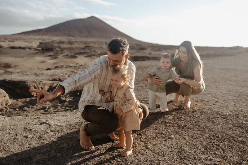 Familia explorando paisaje volcánico Tenerife sesión familiar vacaciones montaña fondo niños felices