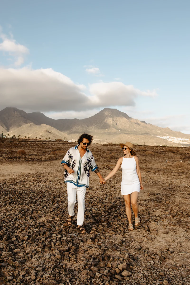 Pareja tomada manos contra fondo montañoso durante sesión fotografía familiar naturaleza áreas naturales salvajes Tenerife