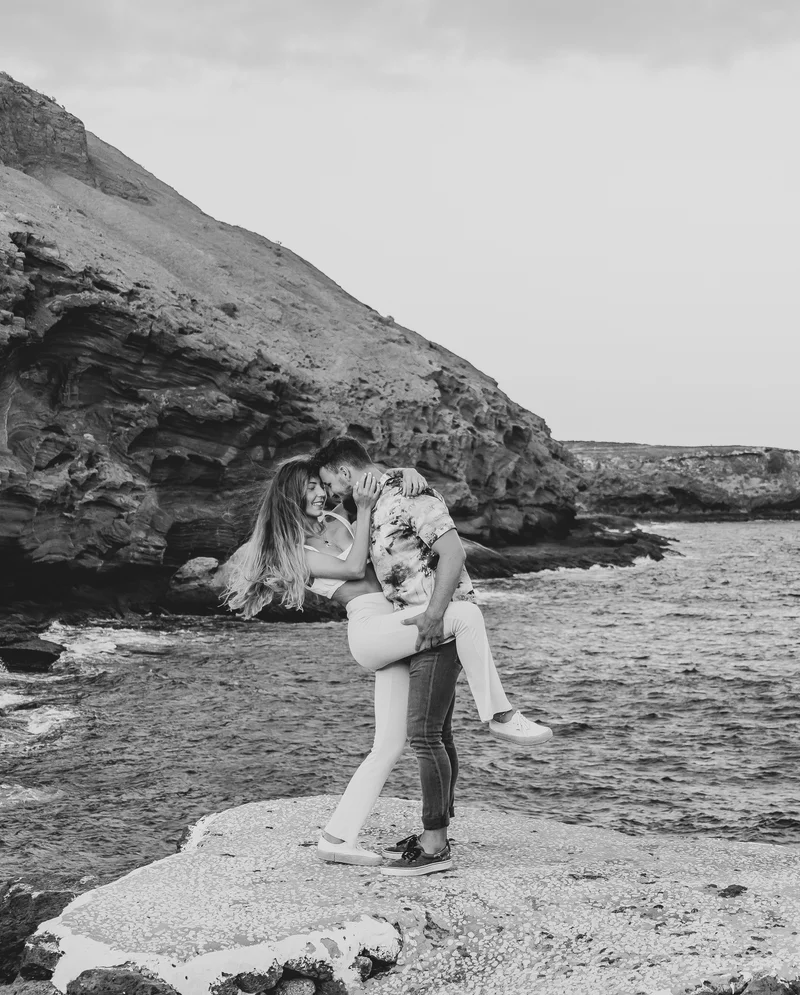 Pareja bailando en acantilados foto blanco negro Montaña Amarilla Tenerife fotografía artística