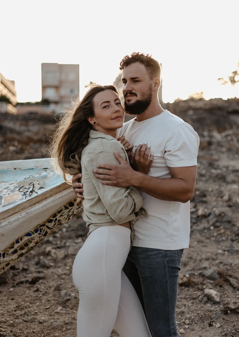 Pareja abrazándose durante hora dorada en Montaña Amarilla Tenerife sesión fotográfica