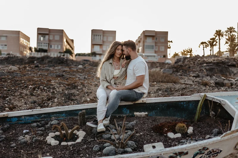 Pareja romántica sentada en barca al atardecer Montaña Amarilla Tenerife fotografía parejas