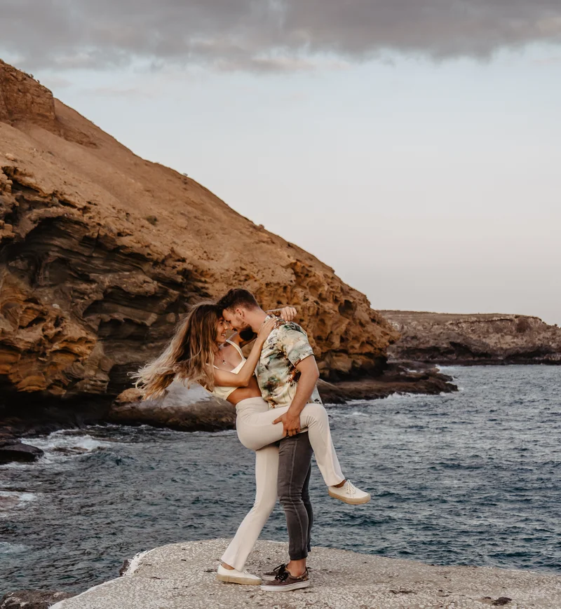 Baile romántico de pareja en acantilado Montaña Amarilla atardecer Tenerife fotografía bodas