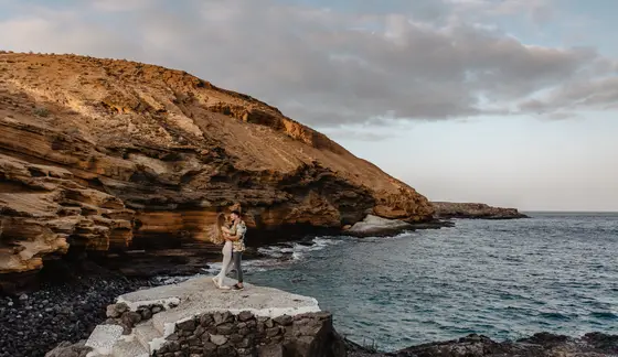 Para stojąca na klifie nad oceanem Montaña Amarilla Teneryfa sesja ślubna preboda